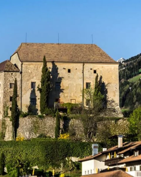 [Translate to English:] Eine Führung durch Schloss Schenna mitmachen
