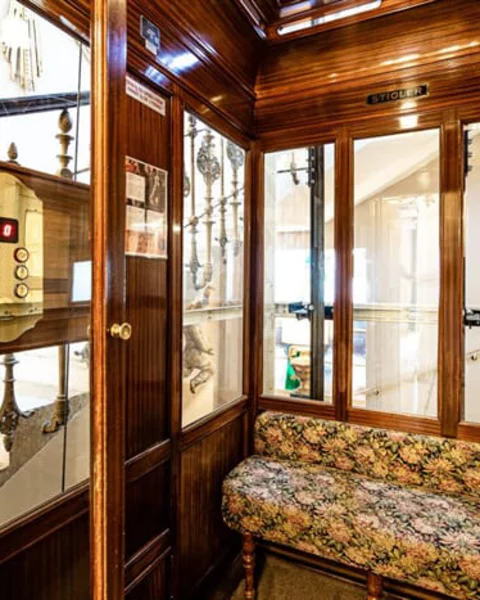 [Translate to English:] aufzug hotel adria meran