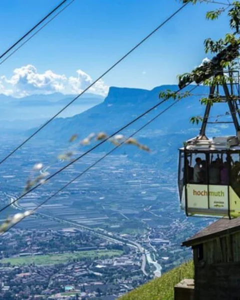 [Translate to English:] Mit der Seilbahn auf die Muthöfe fahren