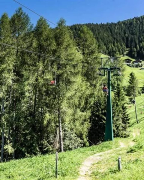 [Translate to English:] Mit der Seilbahn von Verdins in das Wandergebiet Hirzer fahren