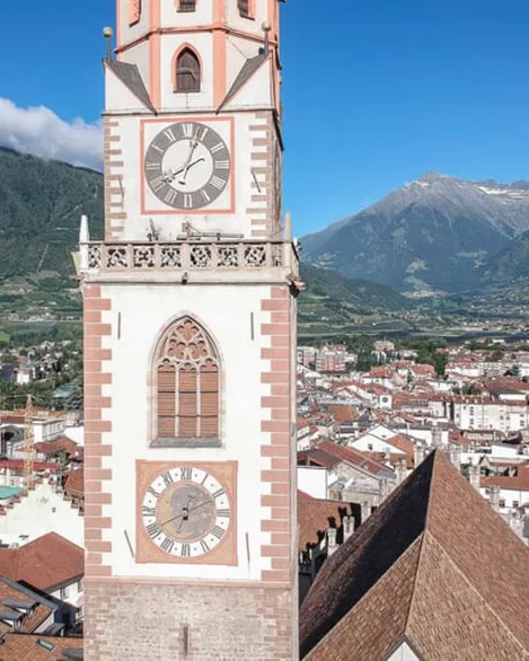 [Translate to English:] uhren kirchturm meran