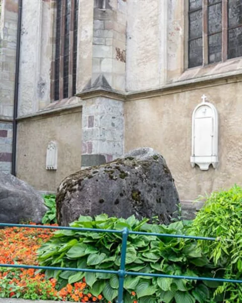 [Translate to English:] steine kirche2